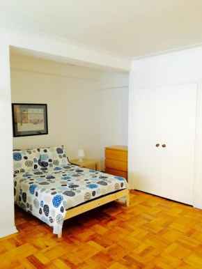 Stylish Montreal Apartment: Comfortable Stay in the Golden Square Mile